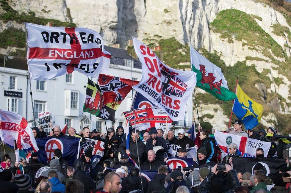 Sobotní demonstrace v anglickém Doveru se proměnila v krvavá jatka poté, co se tam střetly dvě protichůdné skupiny.