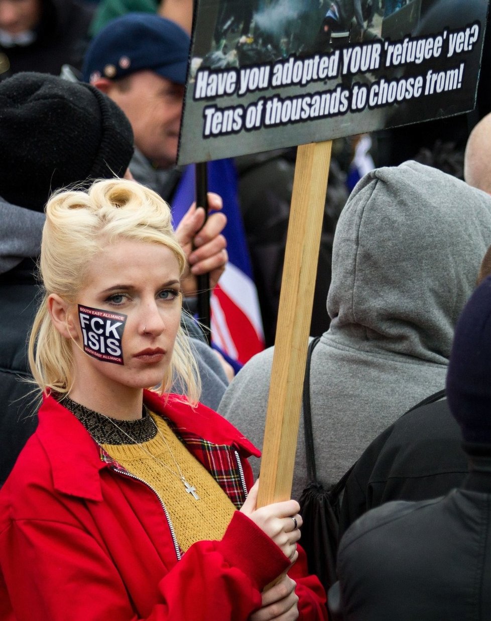 Sobotní demonstrace v anglickém Doveru se proměnila v krvavá jatka poté, co se tam střetly dvě protichůdné skupiny.