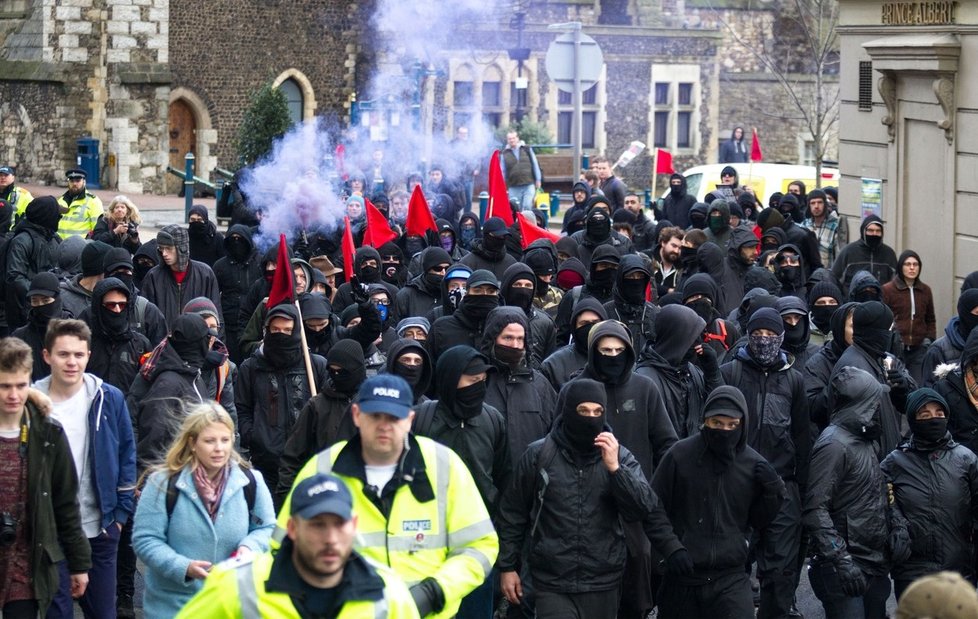 Sobotní demonstrace v anglickém Doveru se proměnila v krvavá jatka poté, co se tam střetly dvě protichůdné skupiny.