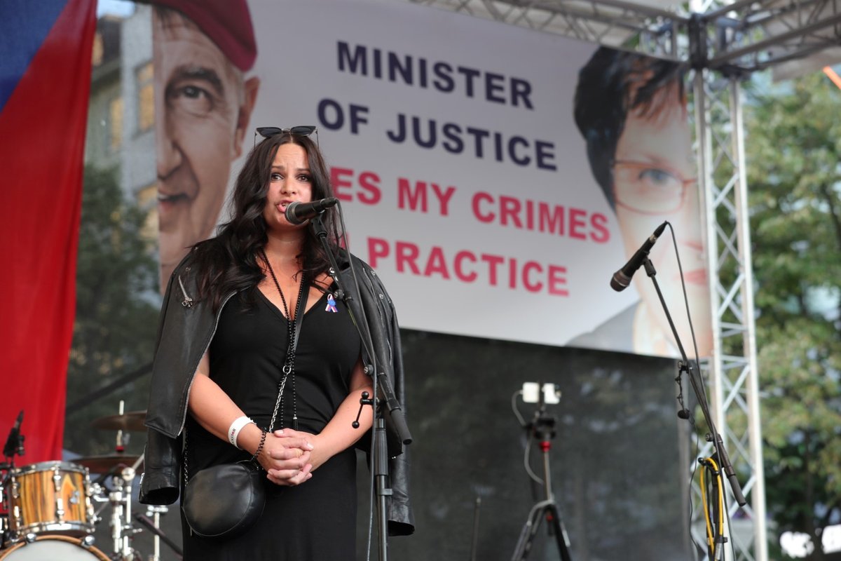 Herečka Jitka Čvančarová na demonstraci proti premiéru Andreji Babišovi a ministryni spravedlnosti Marii Benešové. (4.6.2019)