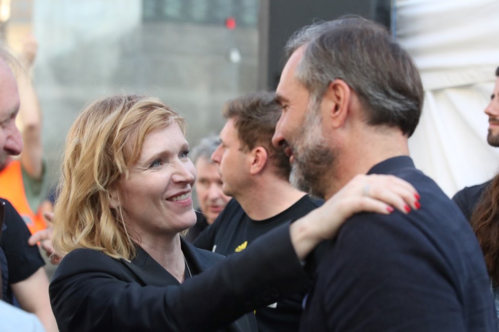 Herci Aňa Geislerová a Jiří Macháček na demonstraci 21.5.2019