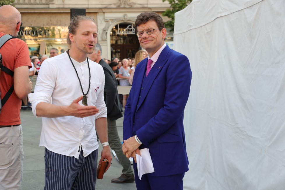 Tomáš Klus a Martin Jaroš na demonstraci proti premiérovi Andreji Babišovi a ministryni spravedlnosti Marii Benešové (4.6.2019)