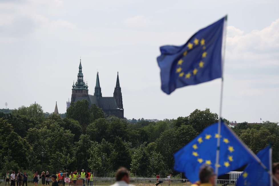 Přípravy na demonstraci proti Andreji Babišovi a Marii Benešové na Letné (23. 6. 2019)