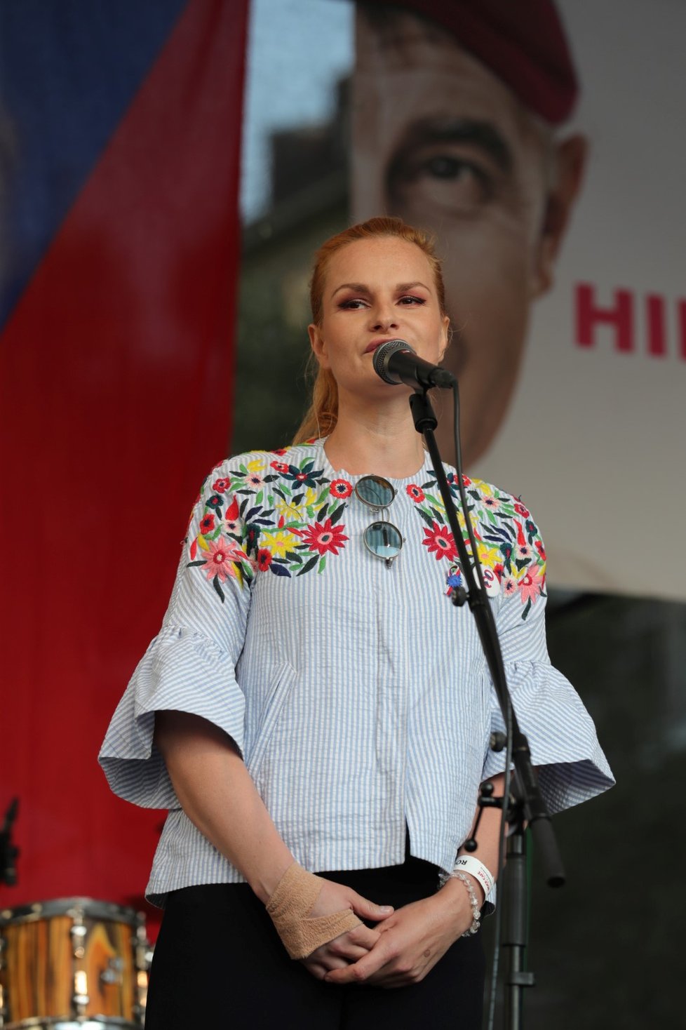 Herečka Iva Pazderková na demonstraci proti premiéru Andreji Babišovi a ministryni spravedlnosti Marii Benešové. (4.6.2019)