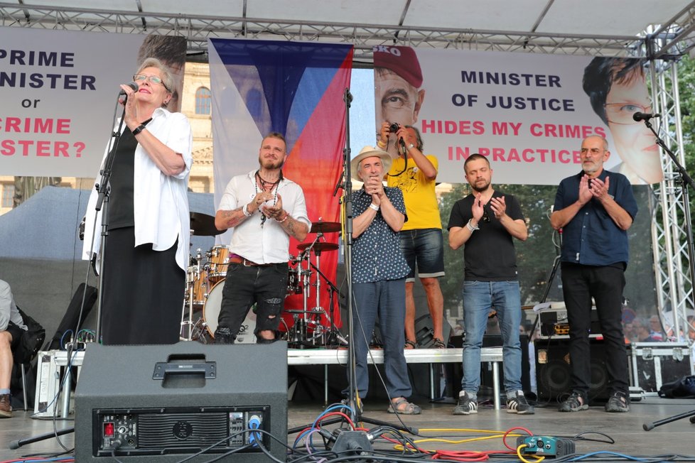 Režisérka Helena Třeštíková na demonstraci proti premiéru Andreji Babišovi a ministryni spravedlnosti Marii Benešové. (4.6.2019)