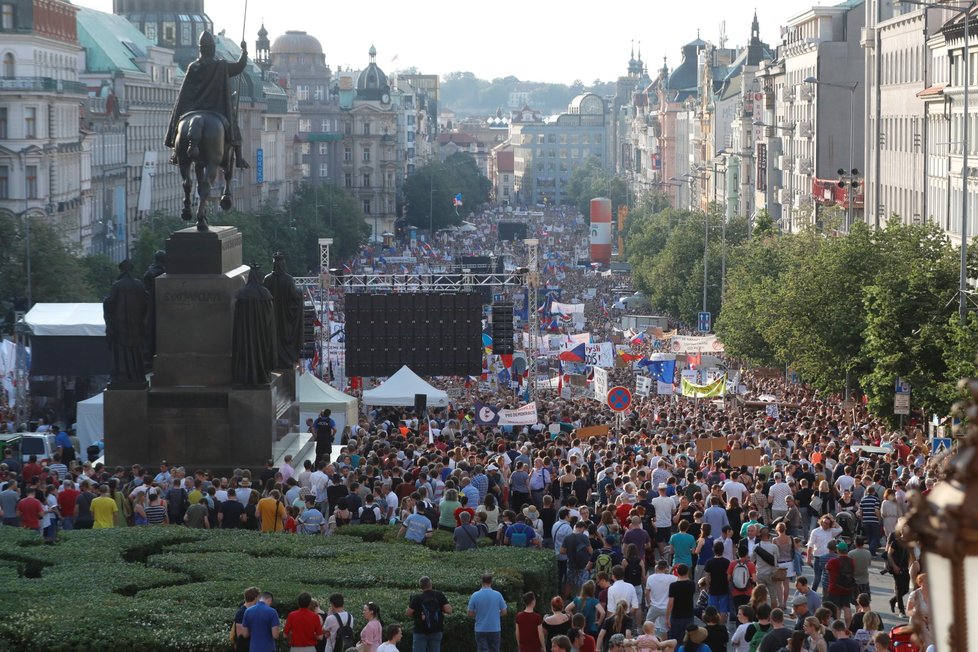 Andrej Babiš má teď ale mnohem větší problémy, než s Českým jazykem. Potýká se s demonstracemi, které vede Milion chvilek pro demokracii