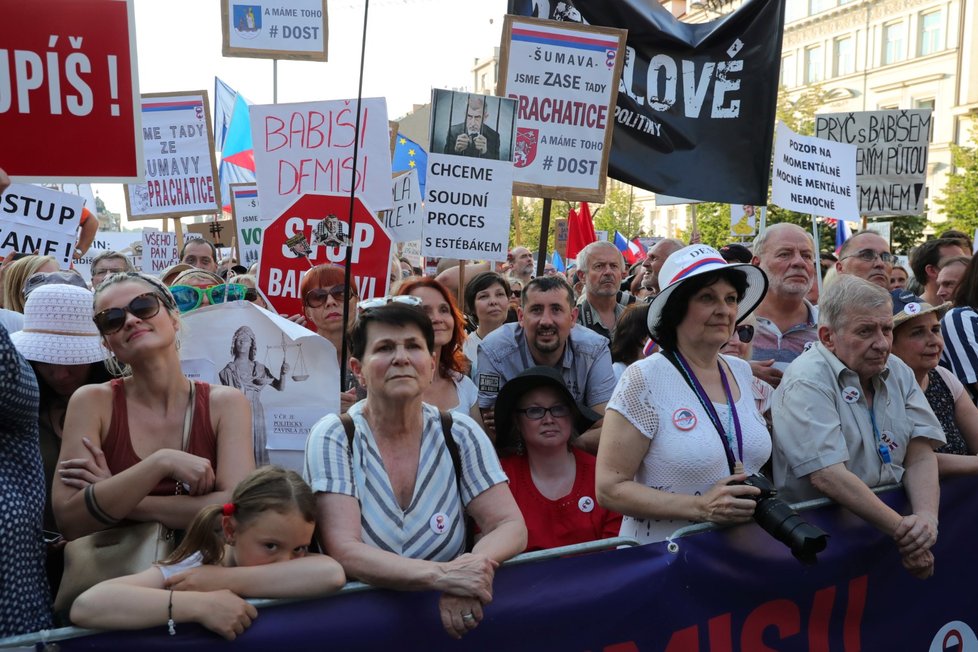 Demonstrace proti premiéru Andreji Babišovi a ministryni spravedlnosti Marii Benešové se podle odhadů organizátorů účastnilo asi 120 tisíc lidí. (4.6.2019)