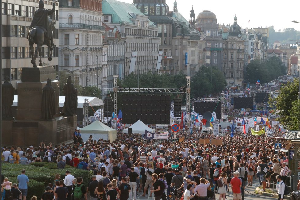 Demonstrace proti premiéru Andreji Babišovi a ministryni spravedlnosti Marii Benešové se podle odhadů organizátorů účastnilo asi 120 tisíc lidí. (4.6.2019)