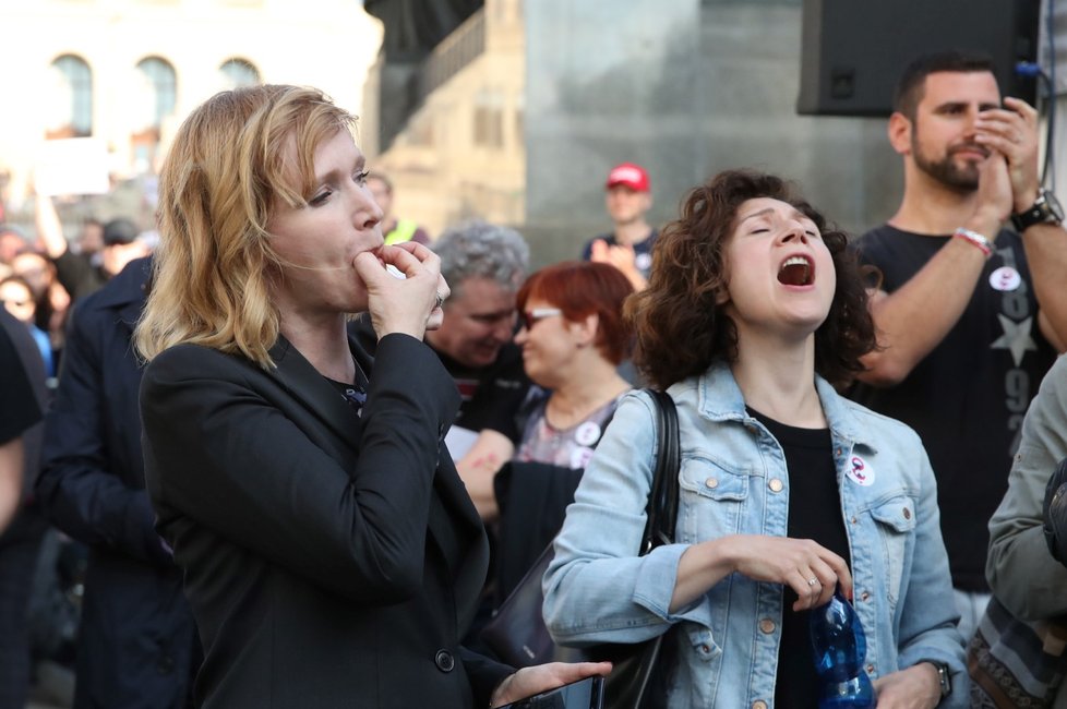 Herečky Aňa Geislerová a Marta Issová na demonstraci.