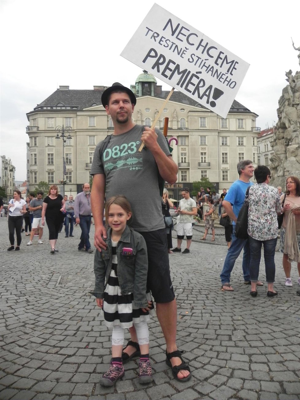 Brňan Michal Tůma s dcerou: „Nesouhlasím s tím, abychom měli premiéra bez důvěry, to je pro Česko podřadné. Vadí mi taky, že podlejzá prezidentu Zemanovi, který nás očividně táhne na Východ.“