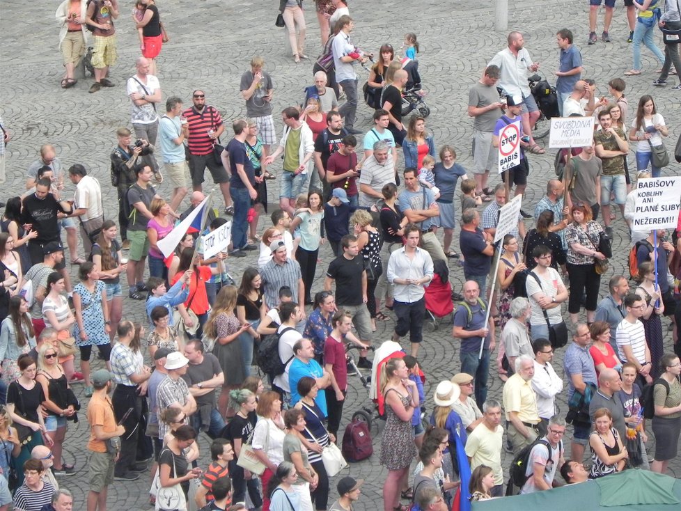 Demonstrace proti Andreji Babišovi a komunistům v Brně. Na místě bylo asi 600 lidí (5.6.2018)