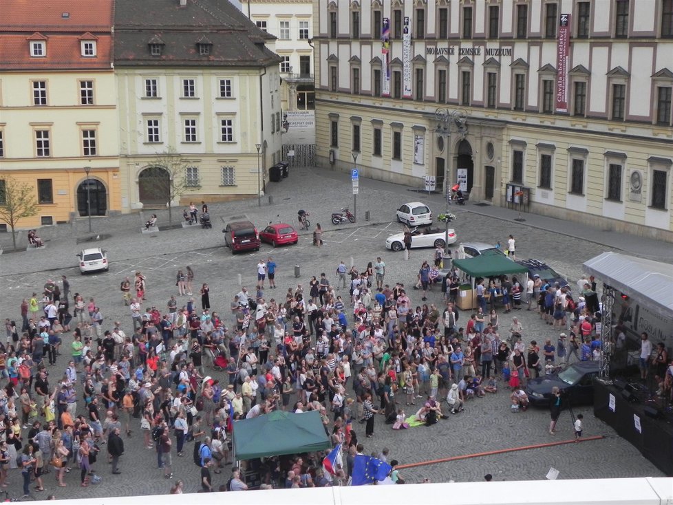 Demonstrace proti Andreji Babišovi a komunistům v Brně. Na místě bylo asi 600 lidí (5.6.2018)