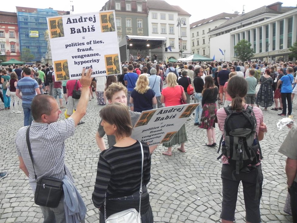 Demonstrace proti Andreji Babišovi a komunistům v Brně. Transparent v angličtině například hlásal: Babiš = politika lží, podvodu, msty, pokrytectví a manipulace (5.6.2018)