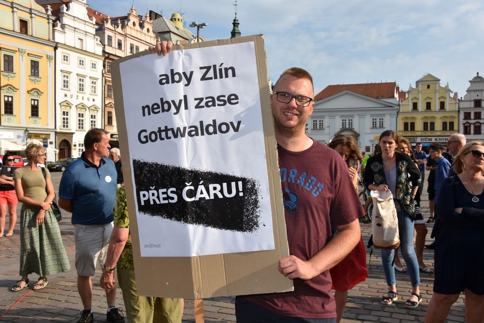 Demonstrace proti Andreji Babišovi a komunistům v Plzni.