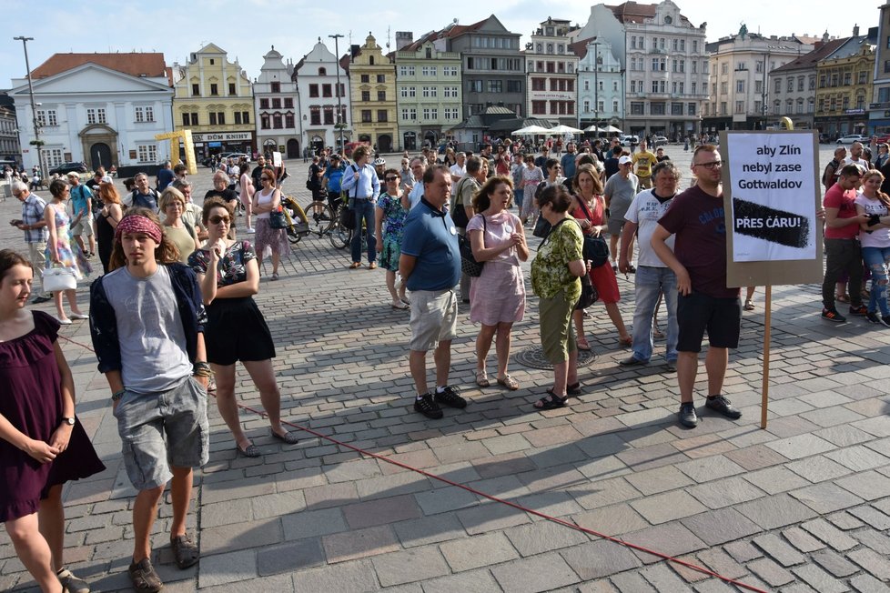 Demonstrace proti Andreji Babišovi a komunistům v Plzni.