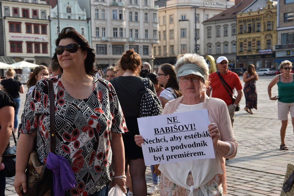 Demonstrace proti Andreji Babišovi a komunistům v Plzni.