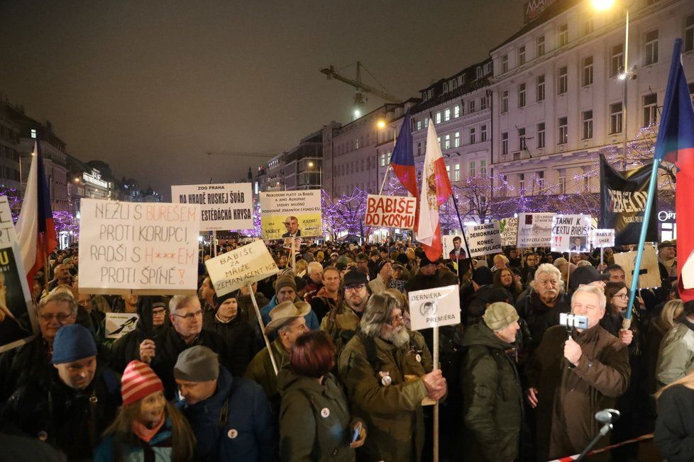 Na Václavském náměstí se scházejí protestující proti Babišovi (17. 12. 2019).