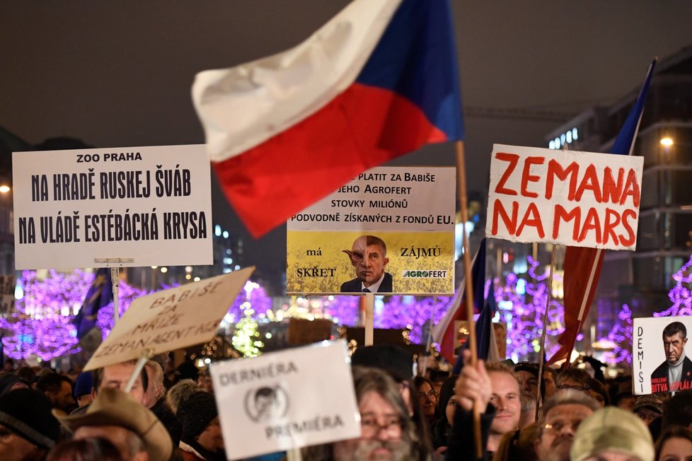 Na Václavském náměstí se scházejí protestující proti Babišovi (17. 12. 2019)