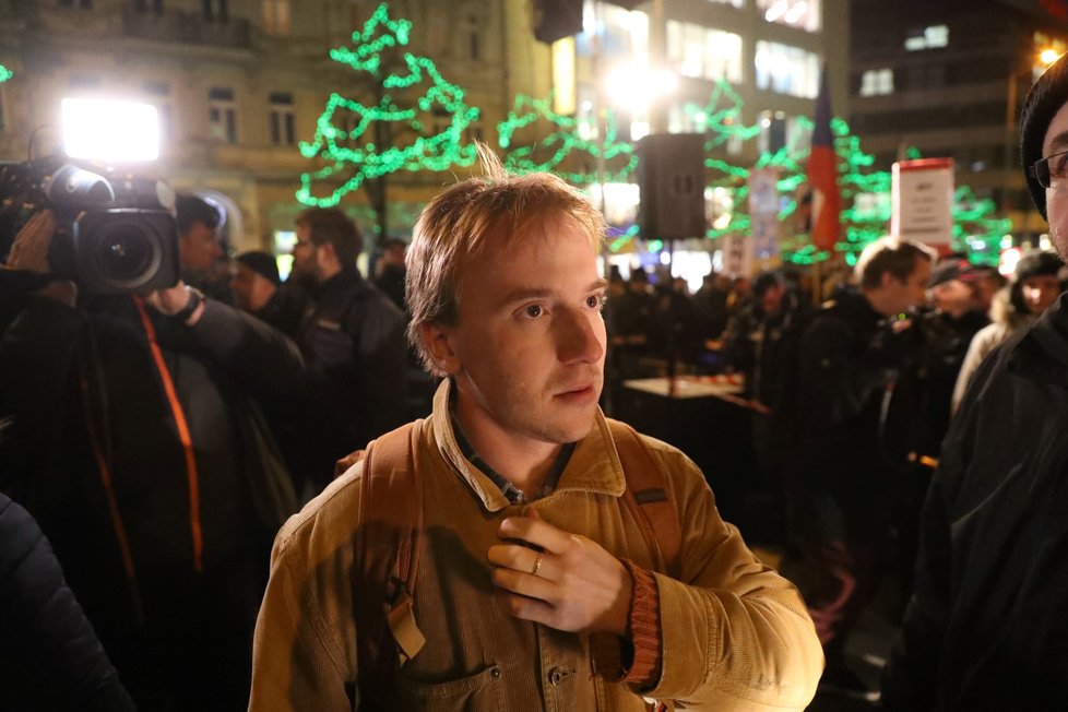 Na Václavském náměstí se scházejí protestující proti Babišovi (17. 12. 2019).