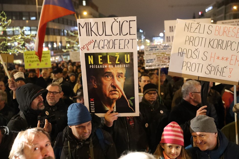 Na Václavském náměstí se scházejí protestující proti Babišovi (17. 12. 2019)