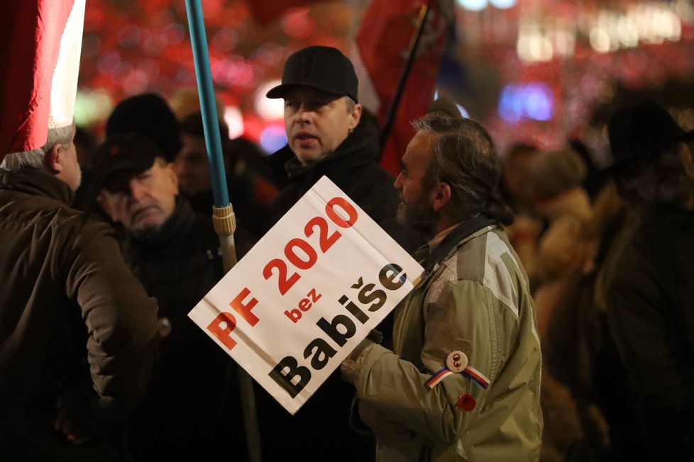 Na Václavském náměstí se scházejí protestující proti Babišovi (17. 12. 2019).