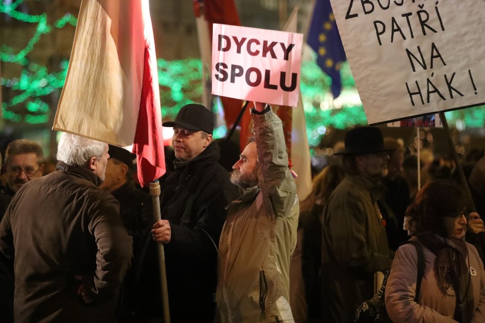 Na Václavském náměstí se scházejí protestující proti Babišovi (17. 12. 2019).