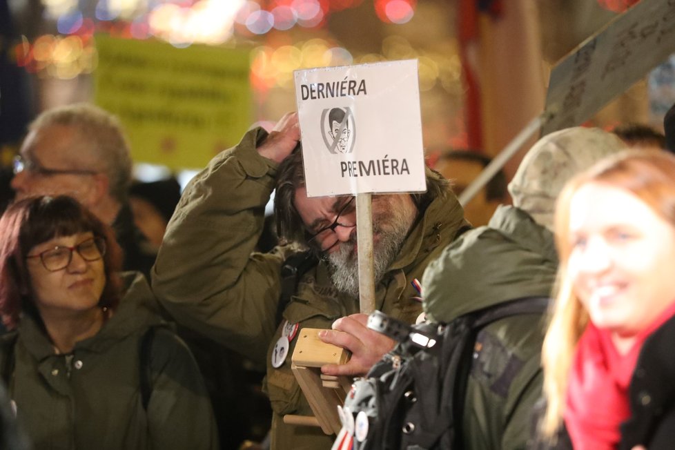 Na Václavském náměstí se scházejí protestující proti Babišovi (17. 12. 2019).