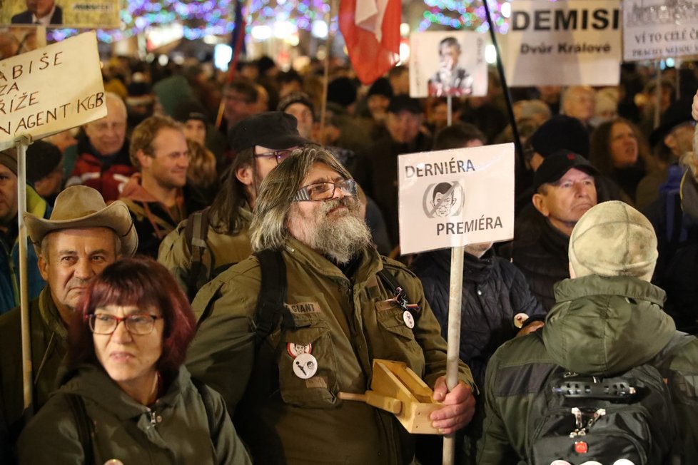 Na Václavském náměstí se scházejí protestující proti Babišovi. (17. 12. 2019)