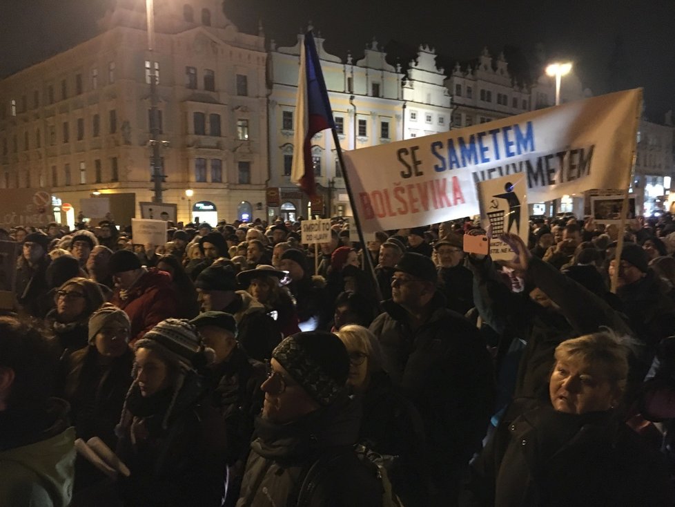 Demonstrace proti Zdeňku Ondráčkovi a Andreji Babišovi v Plzni