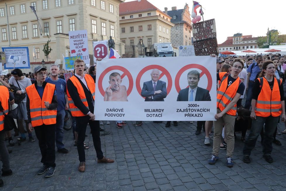 17. května vyšli lidé do ulic proti Babišovi a Zemanovi.