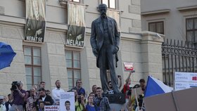 17. května vyšly opět davy do ulic proti Babišovi a Zemanovi.