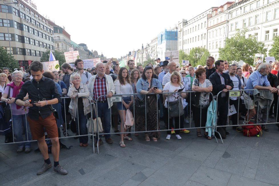 Demonstrace 17.5, proti Babišovi a Zemanovi