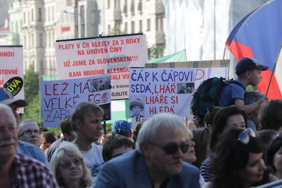 Demonstrace 17.5, proti Babišovi a Zemanovi