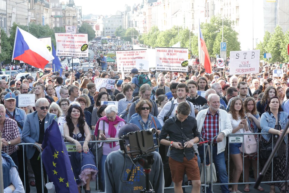 Demonstrace 17.5, proti Babišovi a Zemanovi