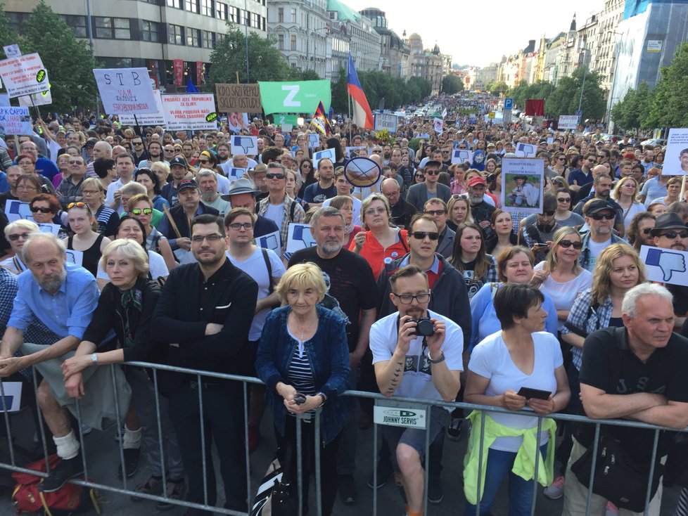 17. 5. se opět demonstrovalo proti Babišovi se Zemanem.