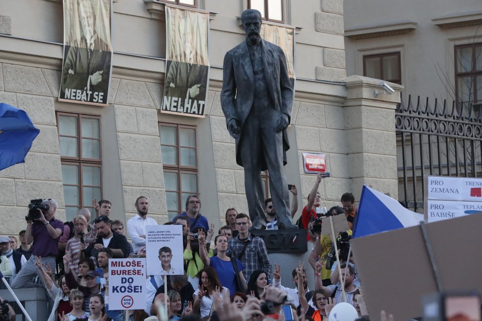 17. května vyšly opět davy do ulic proti Babišovi a Zemanovi