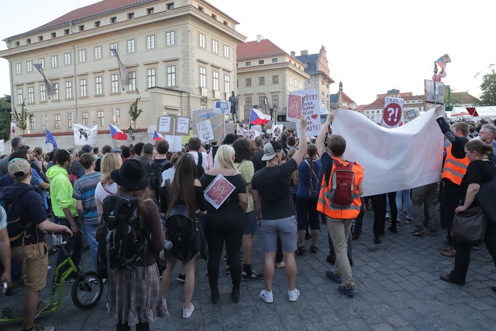 17. května vyšly opět davy do ulic proti Babišovi a Zemanovi.