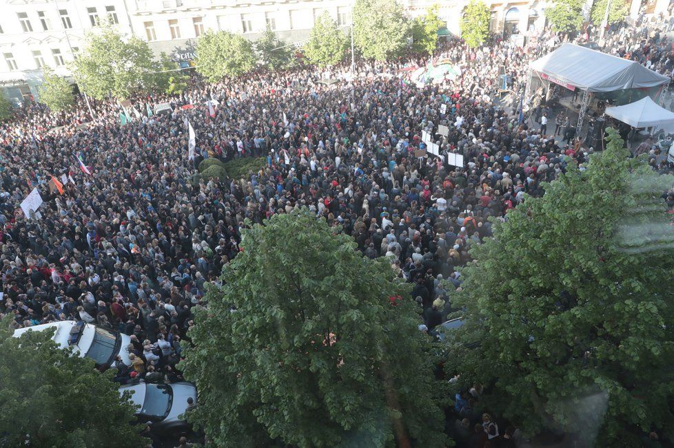 Velká demonstrace proti Andreji Babišovi a Miloši Zemanovi v Praze