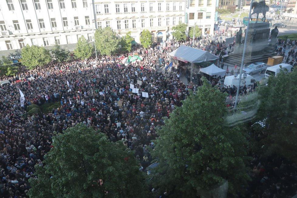 Velká demonstrace proti Andreji Babišovi a Miloši Zemanovi v Praze