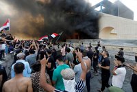 Demonstrace rozháněli policisté střelbou. V Bagdádu začal platit zákaz vycházení