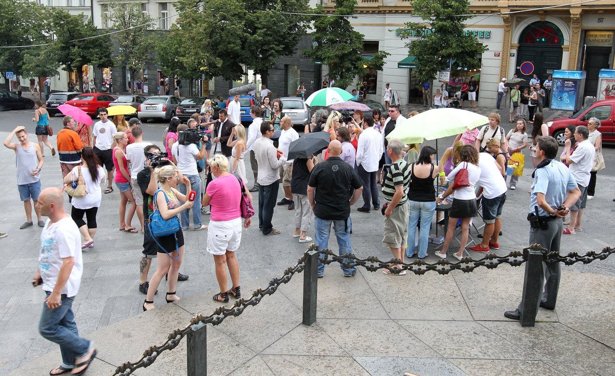 Na těch pár lidí dohližela policie a ochranka.