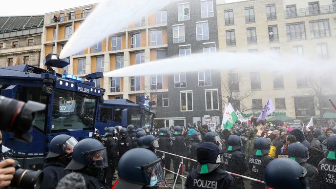 Němci jsou možná obecně disciplinovanější a k policii mají větší respekt, ale možná jenom proto, že se policie viditelně a hlasitě připomíná.