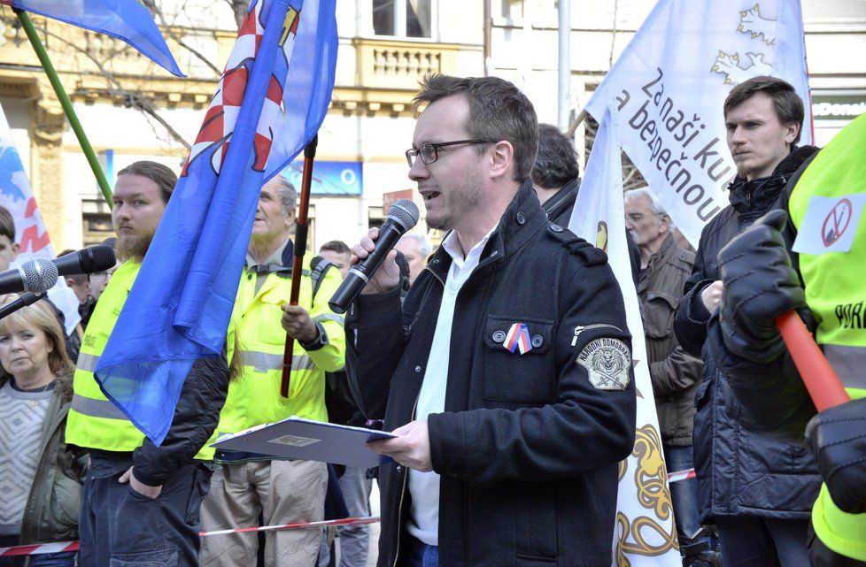 Demonstraci a pochod za Českou republiku uspořádalo 26. března na Václavském náměstí v Praze hnutí Za naši kulturu a bezpečnou zem a Národní demokracie. Na snímku hovoří předseda Národní demokracie Adam Bartoš.