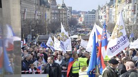 Demonstraci a pochod za Českou republiku uspořádalo 26. března na Václavském náměstí v Praze hnutí Za naši kulturu a bezpečnou zem a Národní demokracie.