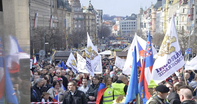 Demonstraci a pochod za Českou republiku uspořádalo 26. března na Václavském náměstí v Praze hnutí Za naši kulturu a bezpečnou zem a Národní demokracie.