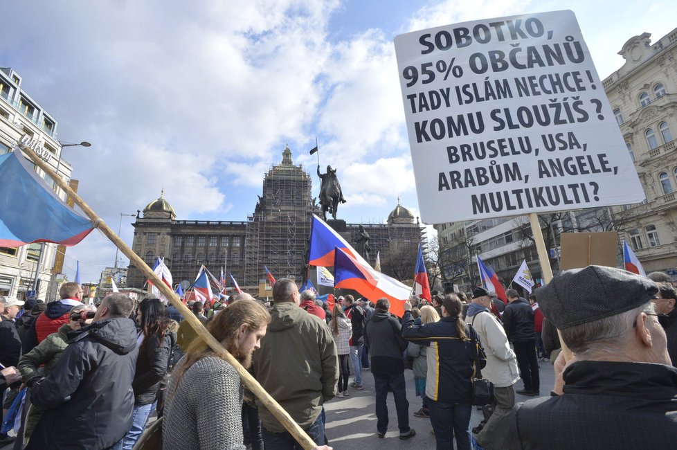 Demonstraci a pochod za Českou republiku uspořádalo 26. března na Václavském náměstí v Praze hnutí Za naši kulturu a bezpečnou zem a Národní demokracie.