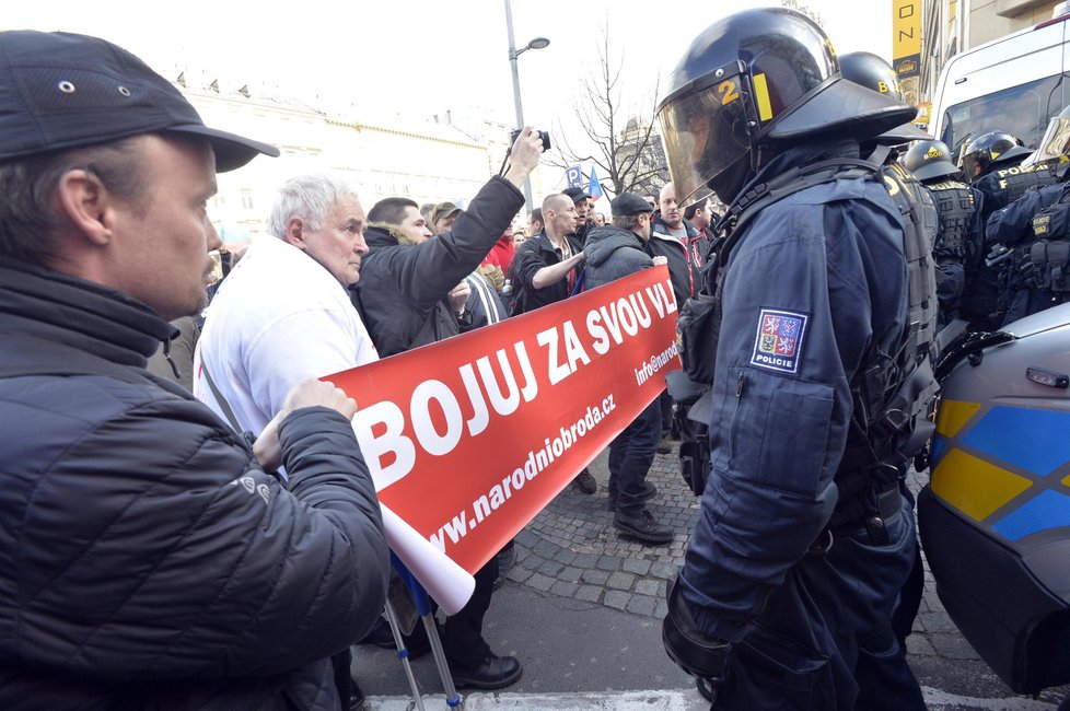 Na snímku účastníci protestují proti zadržení předsedy Národní demokracie Adama B. Bartoše.