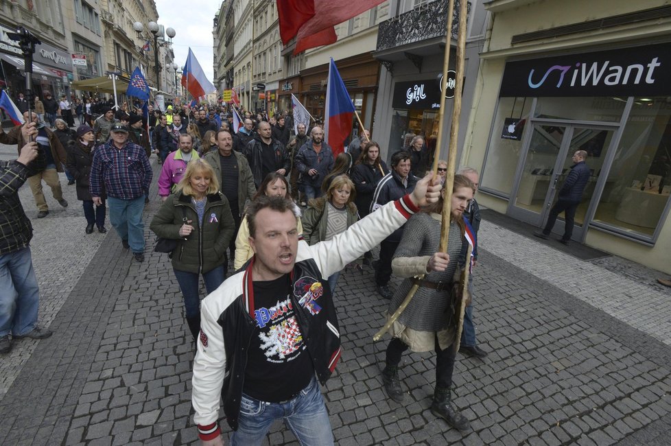 Účastníci demonstrace proti islamizaci, xenofilním politikům, médiím a neziskovým organizacím se vydali po zadržení předsedy Národní demokracie Adama B. Bartoše a po rozpuštění akce na pochod Prahou.