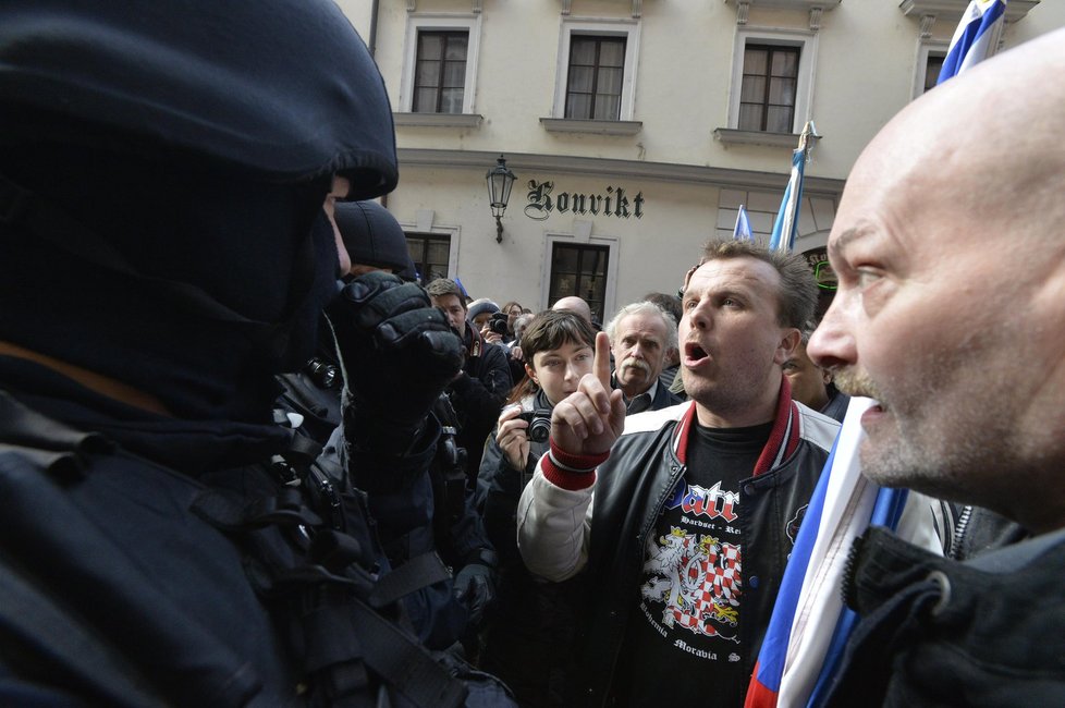 Účastníci demonstrace proti islamizaci, xenofilním politikům, médiím a neziskovým organizacím se vydali po zadržení předsedy Národní demokracie Adama B. Bartoše a po rozpuštění akce na pochod Prahou. Na snímku diskutuje jeden z nich s policisty v Bartolomějské ulici.