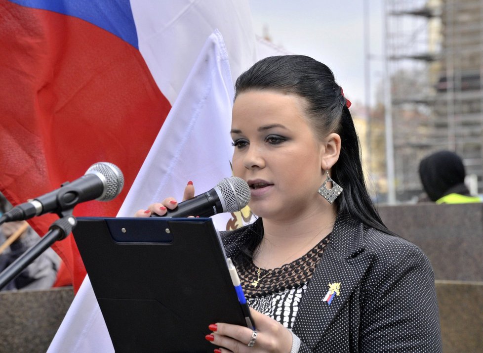 Demonstraci a pochod za Českou republiku uspořádalo 26. března na Václavském náměstí v Praze hnutí Za naši kulturu a bezpečnou zem a Národní demokracie. Na snímku hovoří Lucie Hašková z hnutí Za naši kulturu a bezpečnou zem.